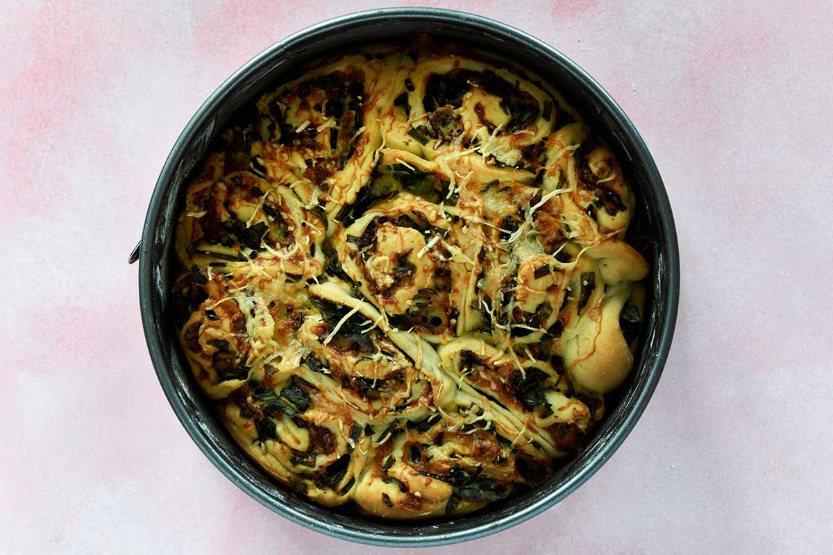 Bärlauchschnecken in Backform frisch aus dem Ofen