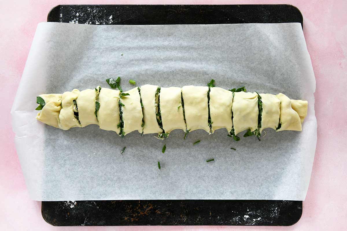 Hefeteigrolle gefüllt mit Bärlauch und Schnittlauch - geschnitten
