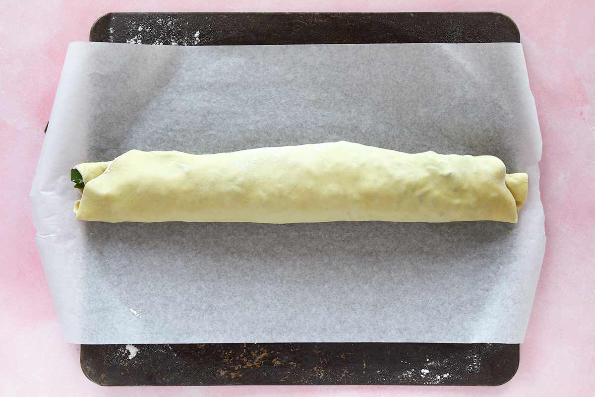 Hefeteig gefüllt mit Bärlauch und aufgerollt