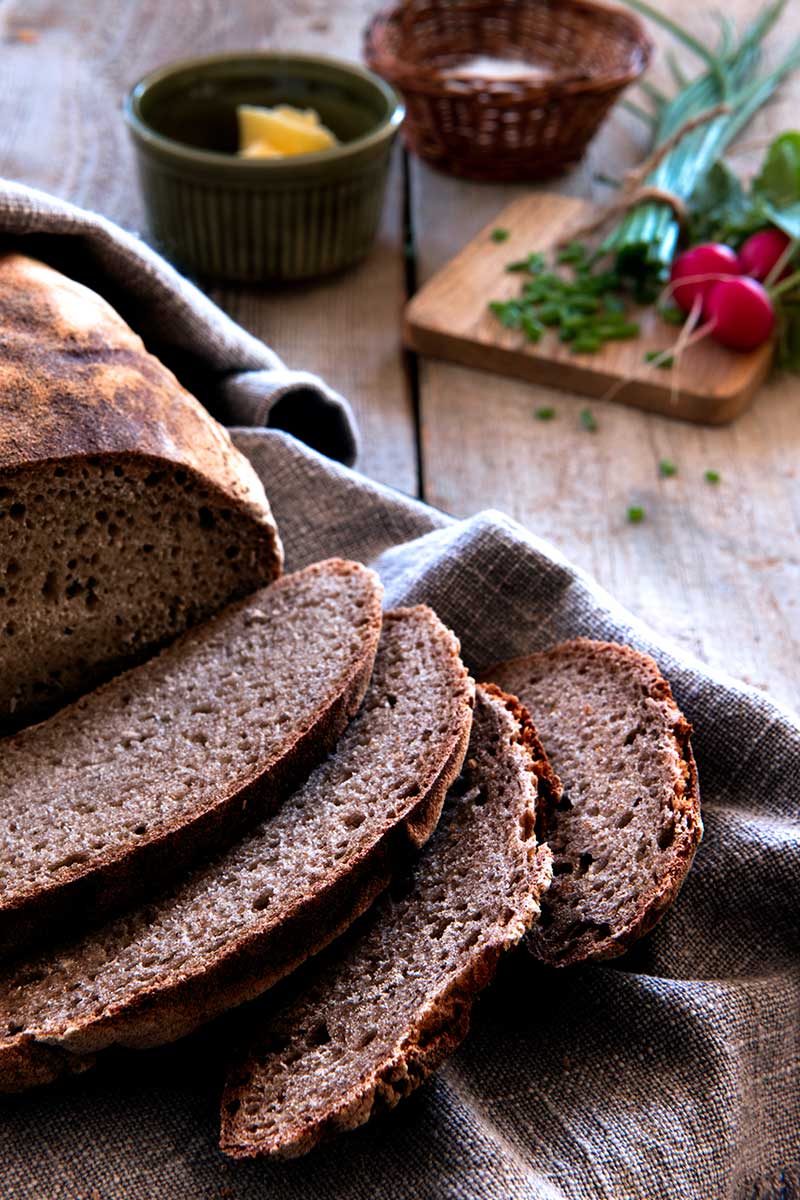 Roggenmischbrot mit Sauerteig – bayerische Brotzeit mit Butter