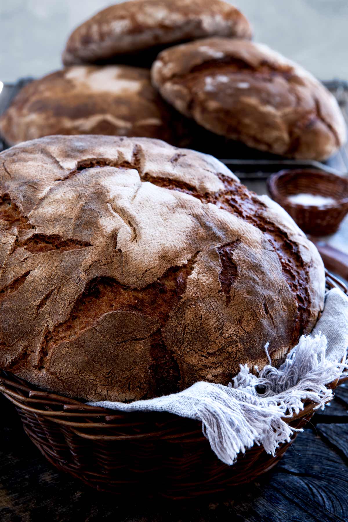 Roggenmischbrot mit Sauerteig backen – fertig aus dem Holzbackofen