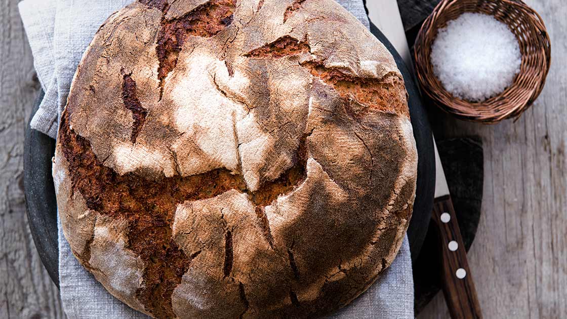 Roggenmischbrot mit Sauerteig backen – knusprige Kruste aus dem Holzbackofen