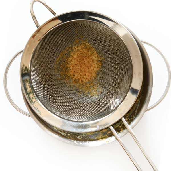 Anleitung Schritt 7: Gießt das flüssige Fett vorsichtig durch das Sieb