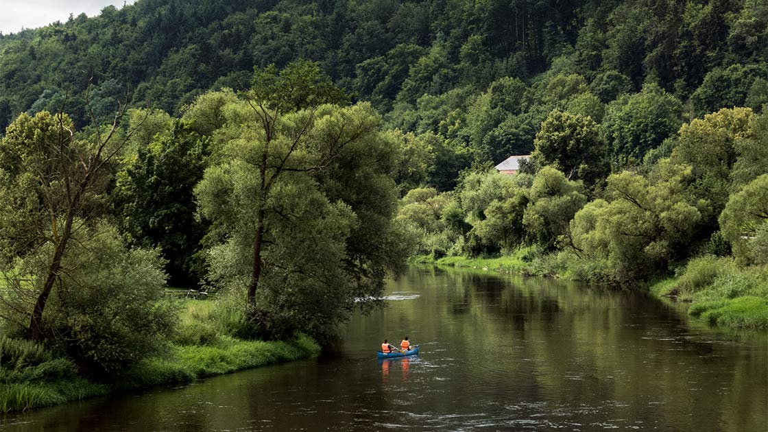Ein Kanu mit zwei Personen auf der Naab