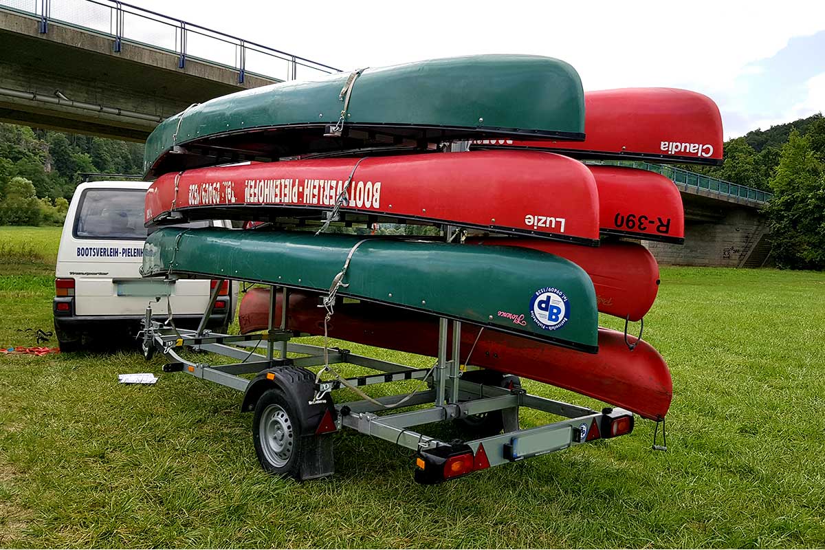 Auto und Anhänger beladen mit Kanus und Kajaks
