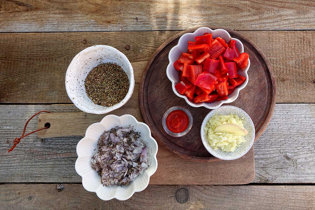 Rote Paprika geschnitten, Ingwerpaste, Gewürze in Schalen
