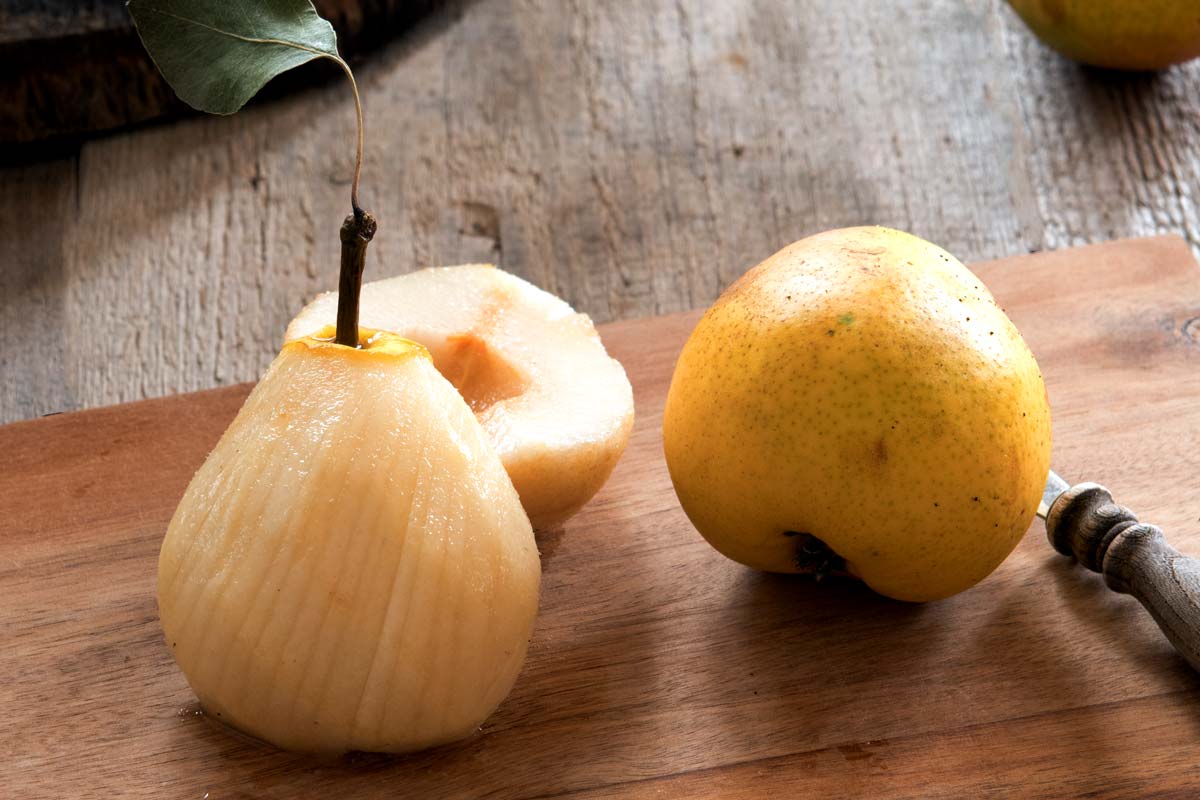 Geschälte und halbierte Birne