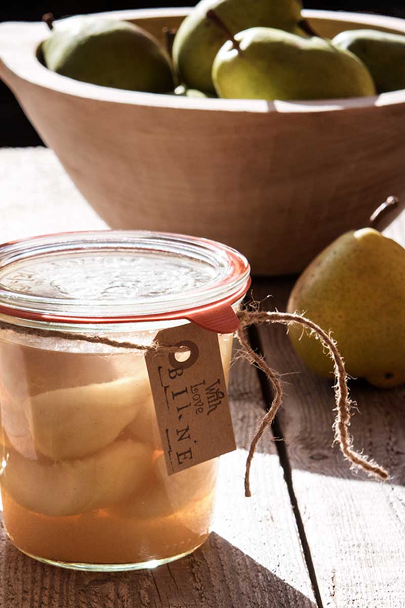 Ein Glas mit eingelegten Birnenhälften