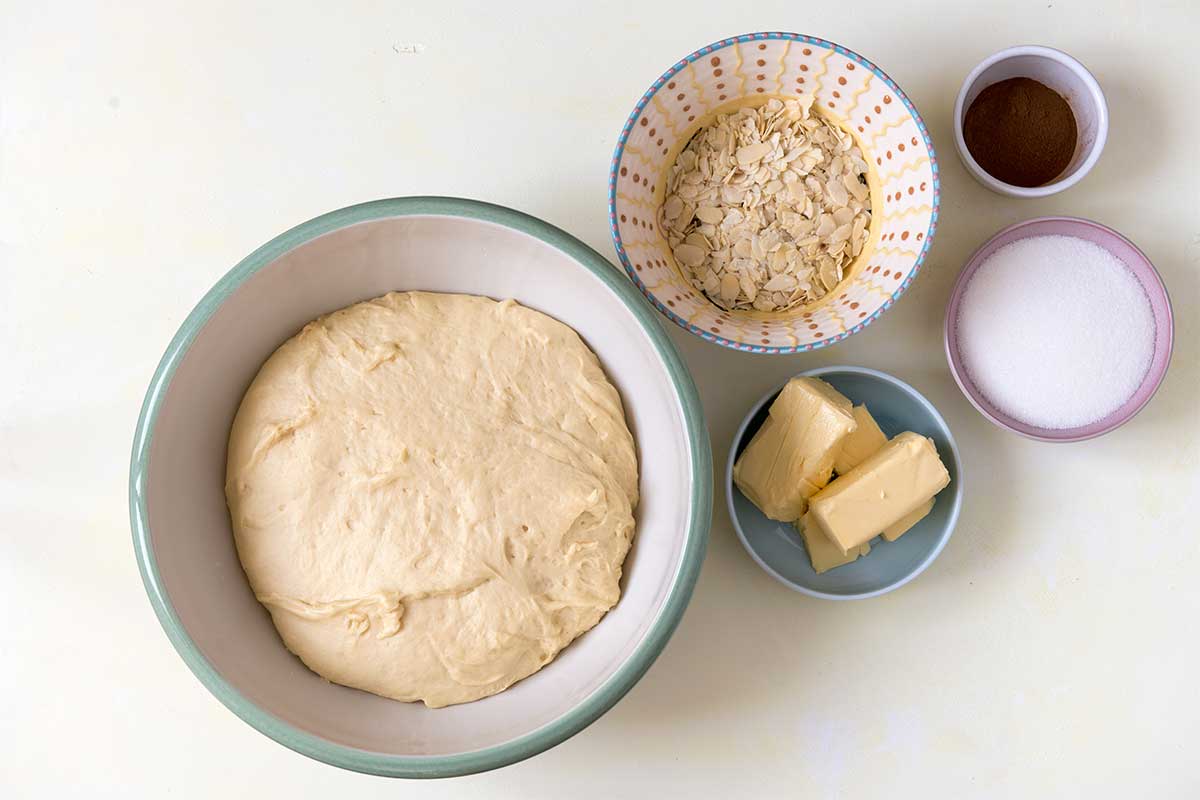 Hefeteig, Butter, Mandeln, Zimt und Zucker