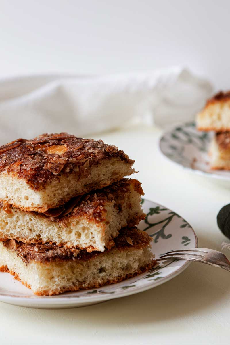 Mehrere Stücke frisch gebackener Butterkuchen