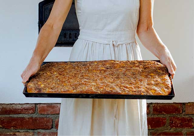 Frisch gebackener Butterkuchen  aus dem Holzofen.