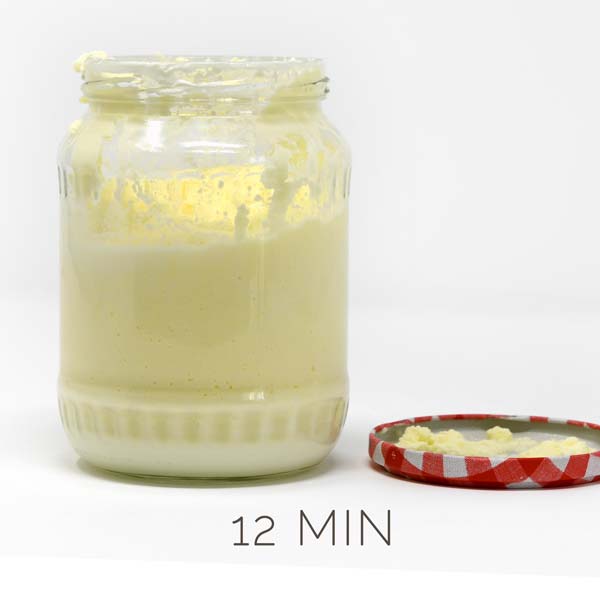 Selbstgemachte Butter trennt sich nach 12 Minuten Schütteln von der Buttermilch