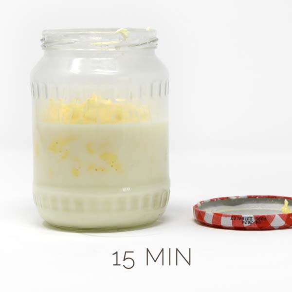 Nach 15 Minuten Schütteln: Selbstgemachte Butter aus Sahne als fester Klumpen.