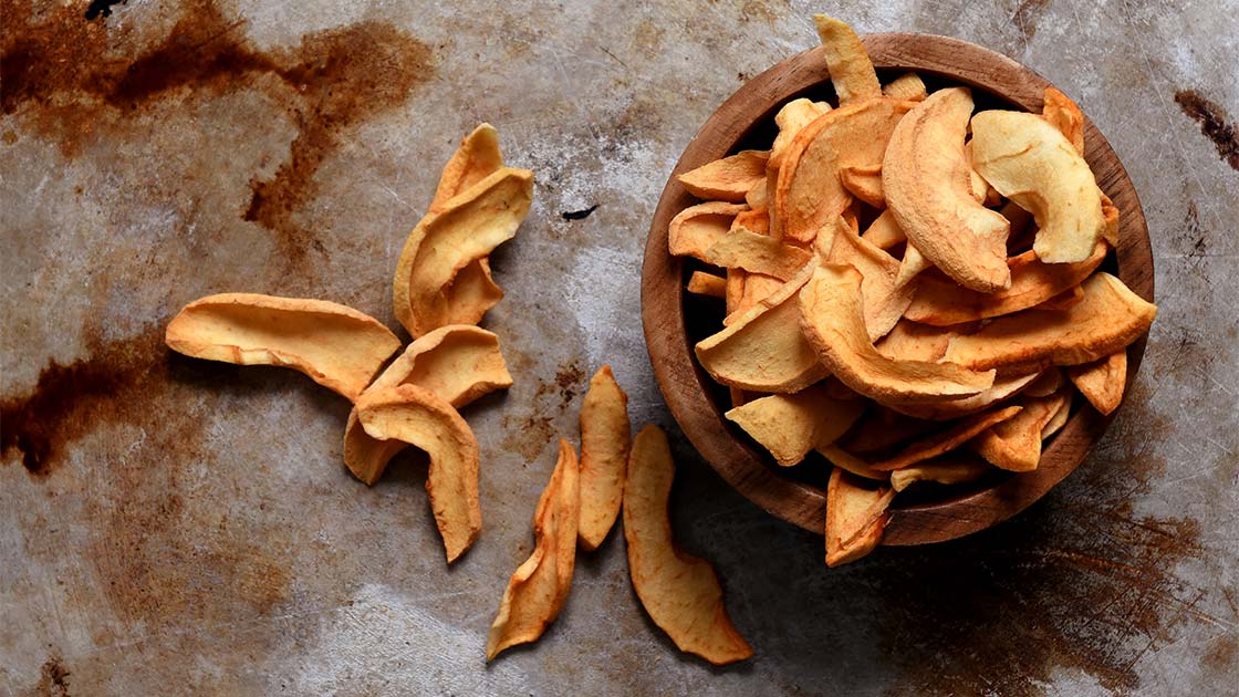 Selbstgemachte getrocknete Apfelringe aus dem Ofen – goldgelb, lecker und ohne Zucker