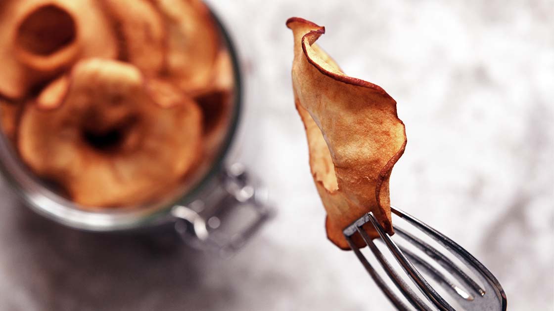 Knusprige selbstgemachte Apfelchips direkt aus dem Ofen – goldbraun, zuckerfrei und super lecker