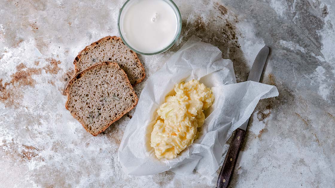 Selbstgemachte Butter auf frisch gebackenem Brot serviert