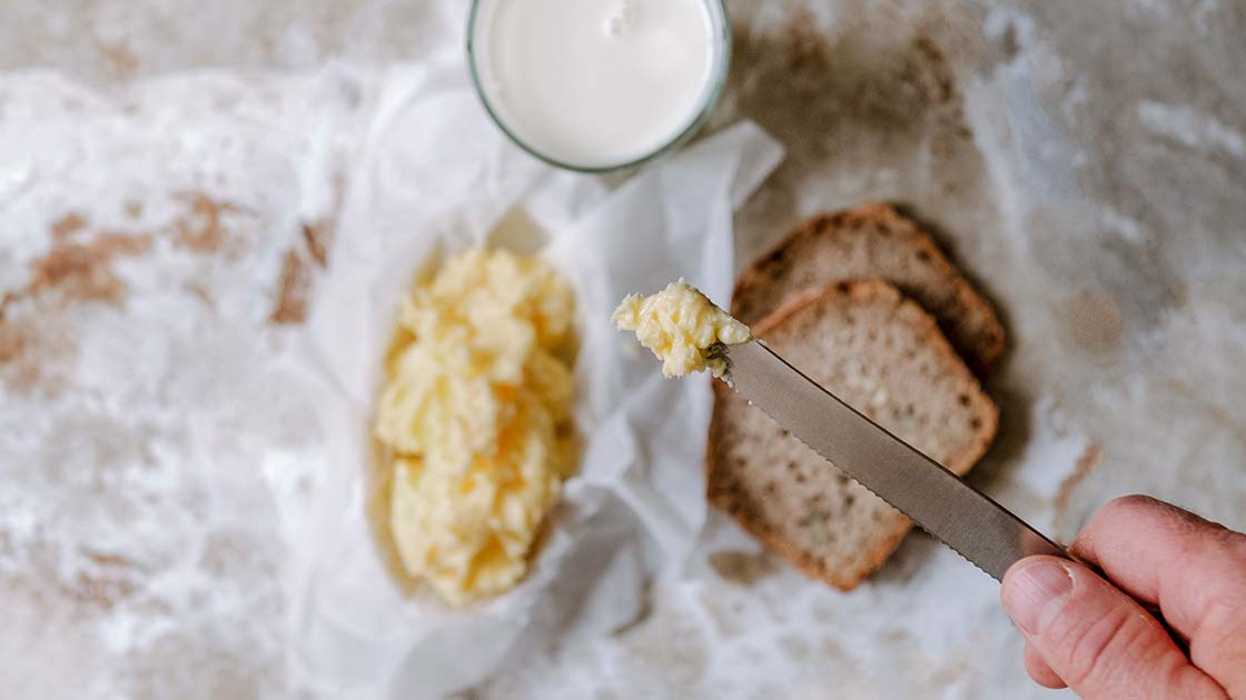 Selbstgemachte Butter auf frischem Brot, ohne Maschine hergestellt