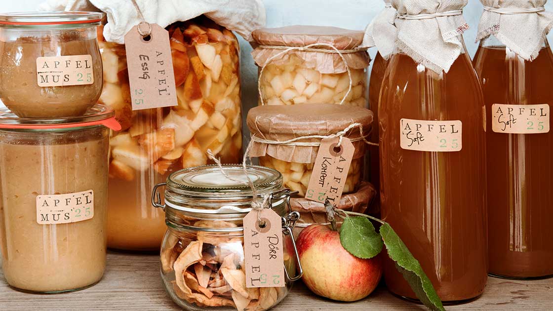 Äpfel waschen für die Fallobst-Verarbeitung