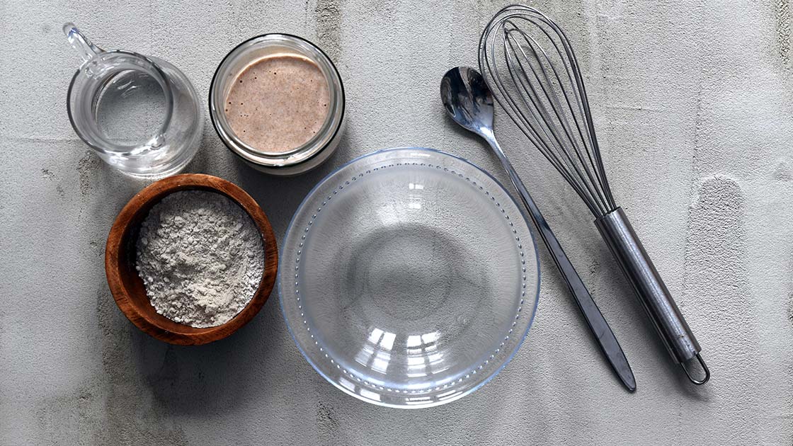 Sauerteig nach dem Auffrischen mit Blasenbildung im Glas