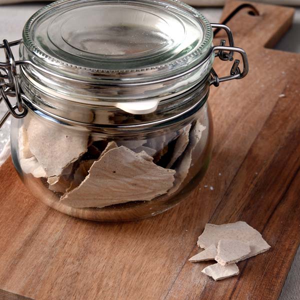 Getrockneter Sauerteig in einem luftdichten Glas