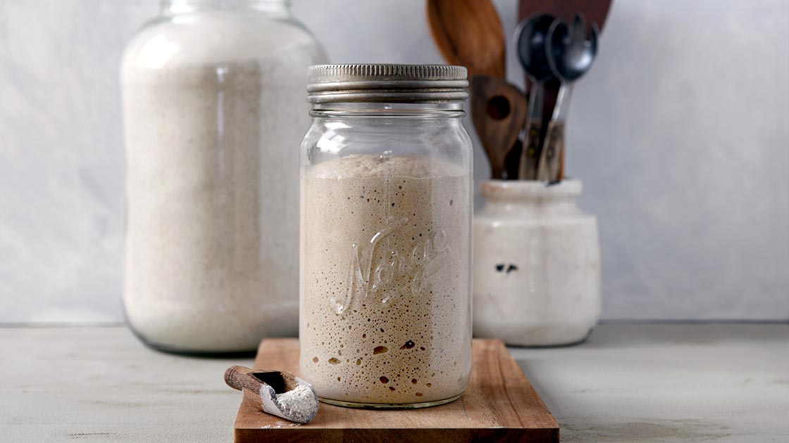 Frischer Sauerteig in einem Glas mit Blasenbildung