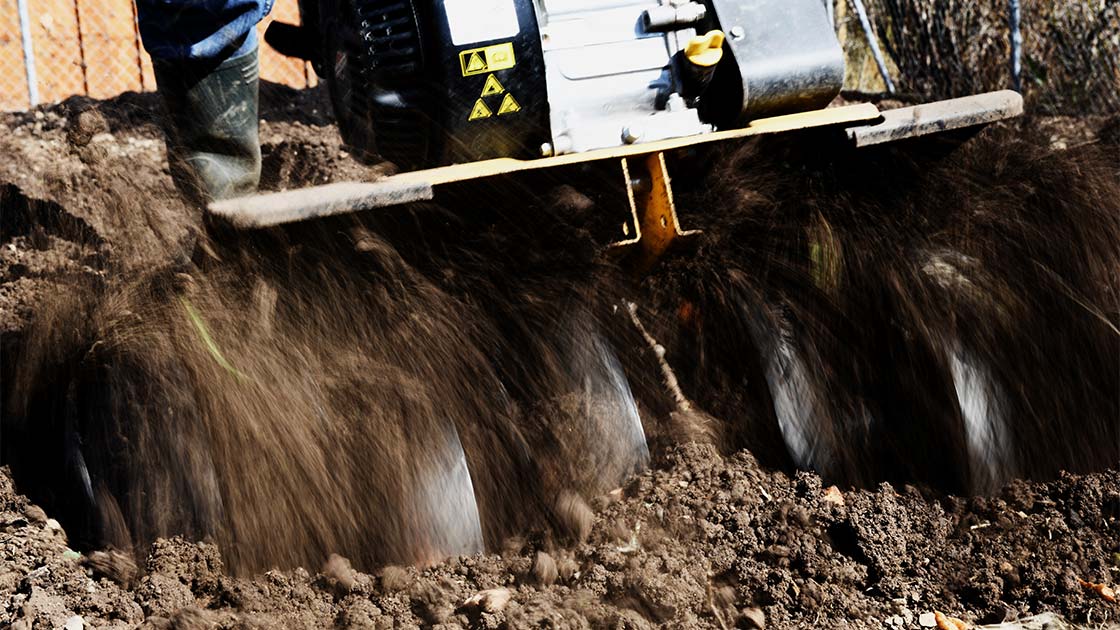 Erdmiete Sand ohne Graben: Im Frühling den Sand mit Fräse in den Garten einarbeiten