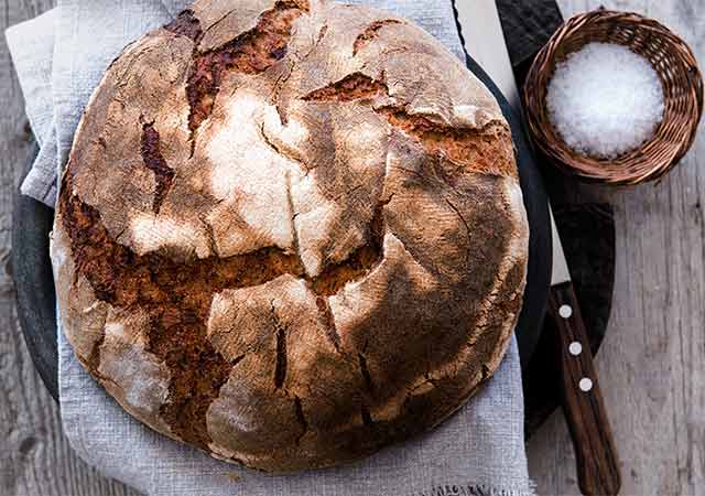Roggenmischbrot mit Sauerteig backen – knusprige Kruste aus dem Holzbackofen