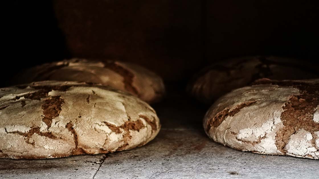 Roggenmischbrot mit Sauerteig im Holzbackofen