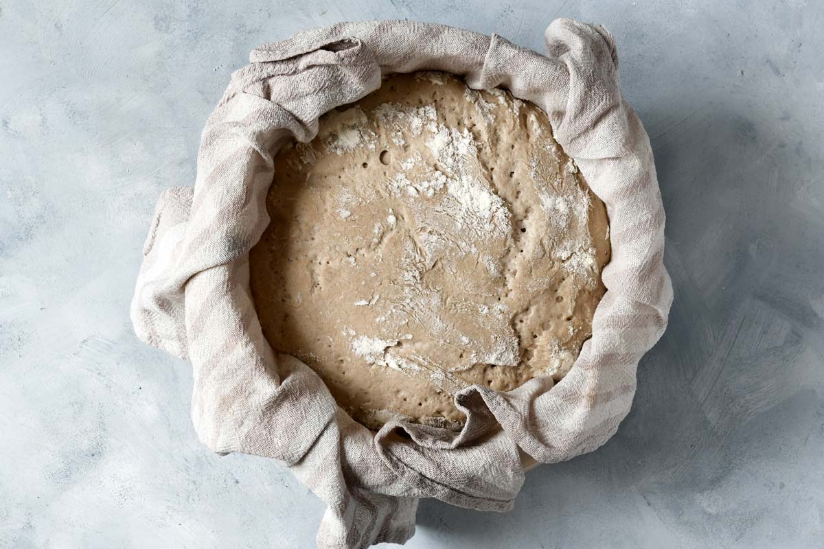 Roggenmischbrot mit Sauerteig nach der Gare – perfekt aufgegangen