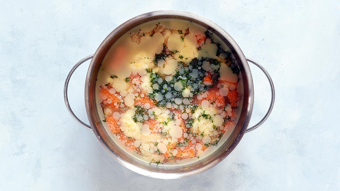 Hühnersuppe mit Griesklößchen selber machen: einfaches Grundrezept