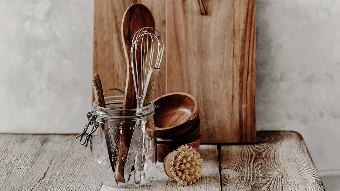 Küchenutensilien aus Holz in einem Einmachglas – Low-Tech Küche, bewusst einfach kochen
