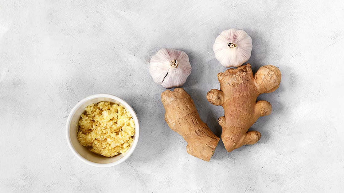 Zutaten für Ingwer-Knoblauch-Paste: frischer Ingwer und Knoblauch