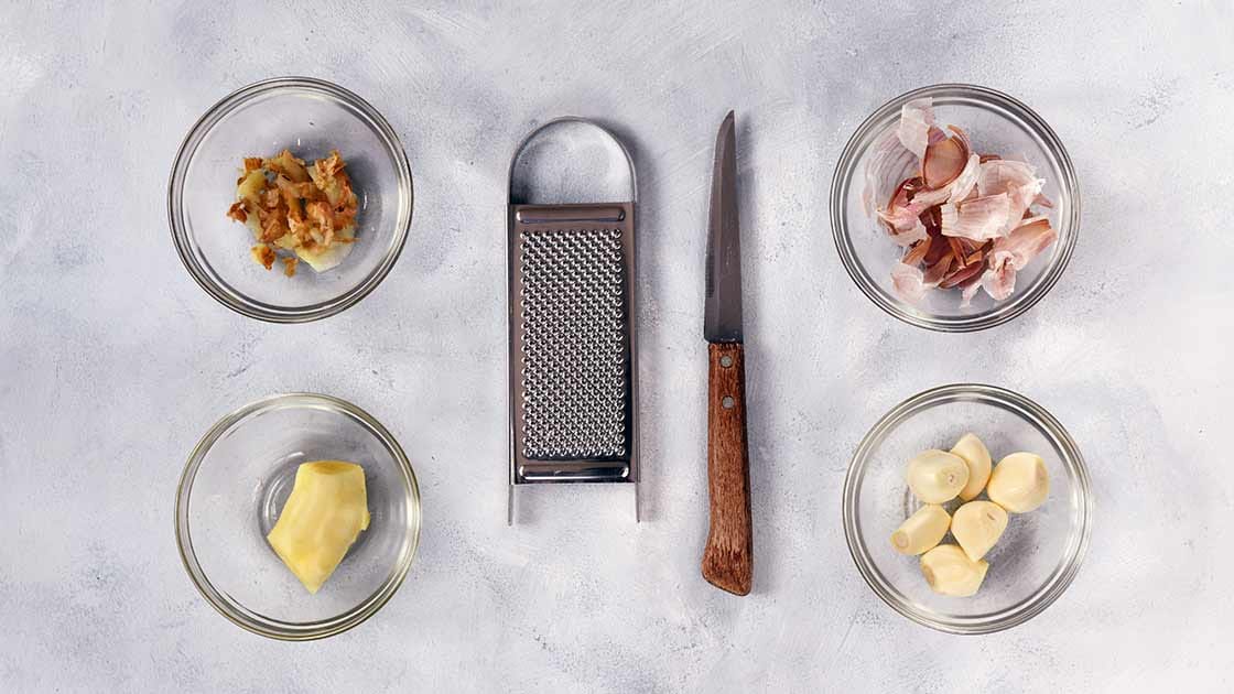Zutaten für Ingwer-Knoblauch-Paste: vorbereiteter Ingwer und Knoblauch