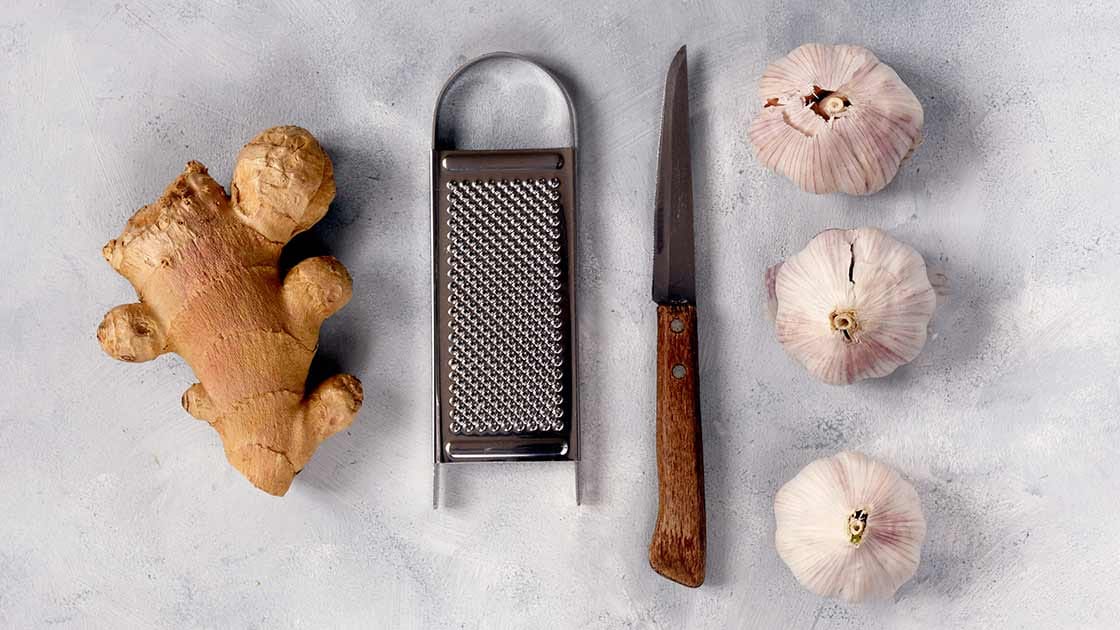 Zutaten für Ingwer-Knoblauch-Paste: frischer Ingwer und Knoblauch