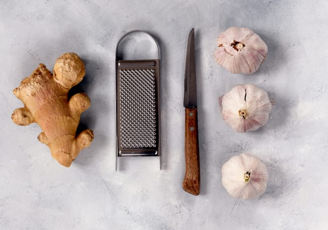 Frischer Ingwer und Knoblauch für selbst gemachte Paste