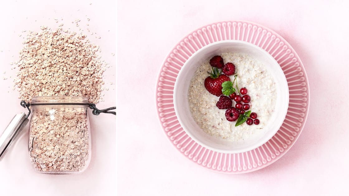 Haferflocken im Glas neben einer Schüssel Porridge auf rosa Teller als Titelbild für den Denkraum-Artikel Die Macht der Verpackung