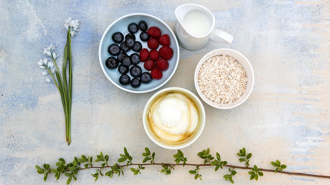 Haferflocken, Joghurt, Milch und Beeren als Basis für ein selbst gemachtes Porridge