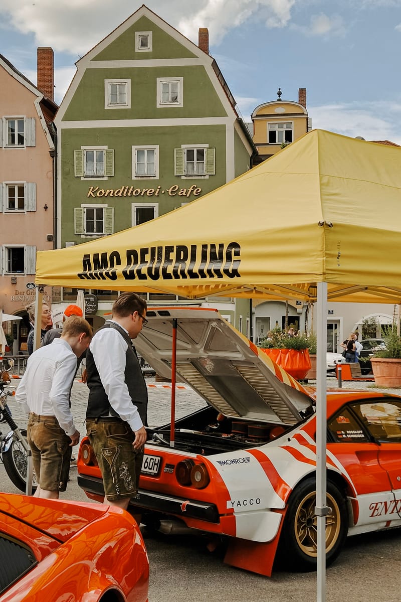 AMC-Deuerling-Zelt mit Oldtimer und Besuchern am Alten Kornmarkt