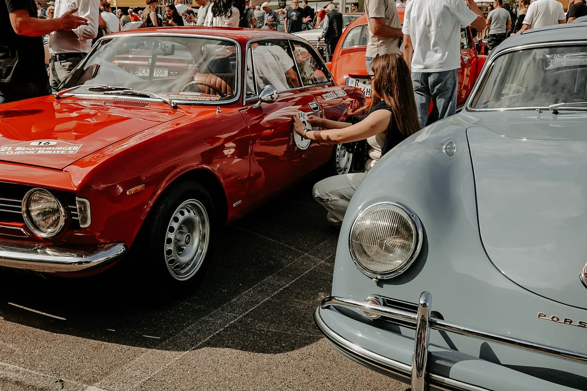 Teilnehmerin bringt beim Alfa Romeo Giulia Sprint Baujahr/EZ: 1967 die Startnummer 16 für die Regensburger Classic Rallye an