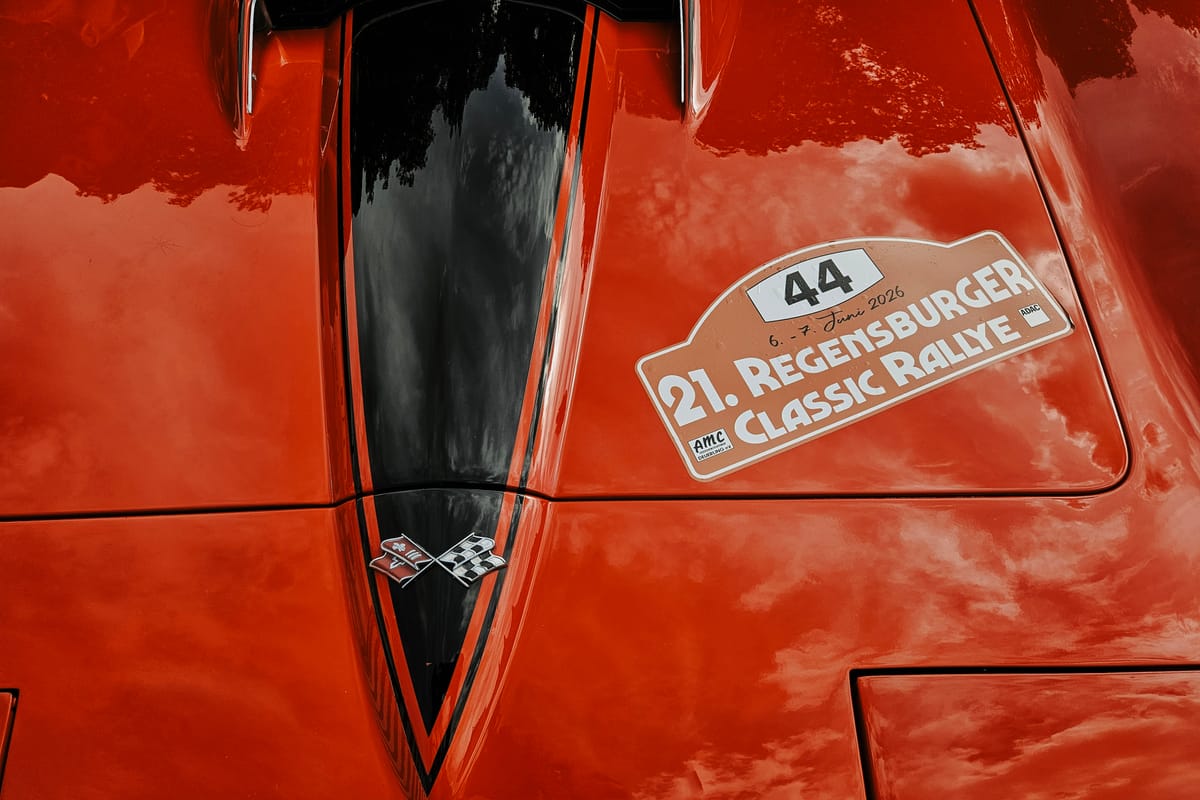 Startnummer 44 der Regensburger Classic Rallye auf der Motorhaube eines Chevrolet Corvette C2 Coupe Tri Power L68 Baujahr/EZ: 1967