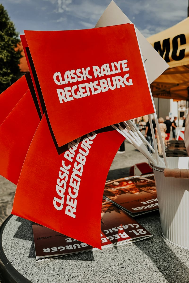 Rote Fähnchen mit Aufdruck Classic Rallye Regensburg auf einem Tisch