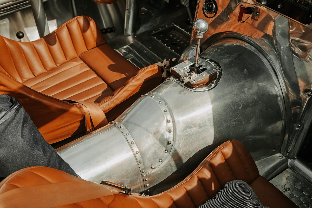 Innenraum des Maserati 450S von 1958 mit Schalthebel und Ledersitzen