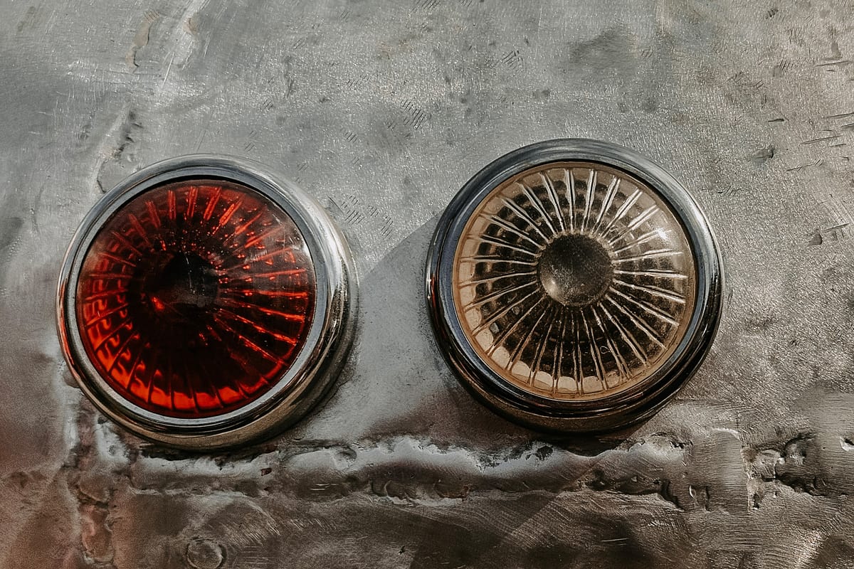Detailaufnahme der Rücklichter am Maserati 450S von 1958
