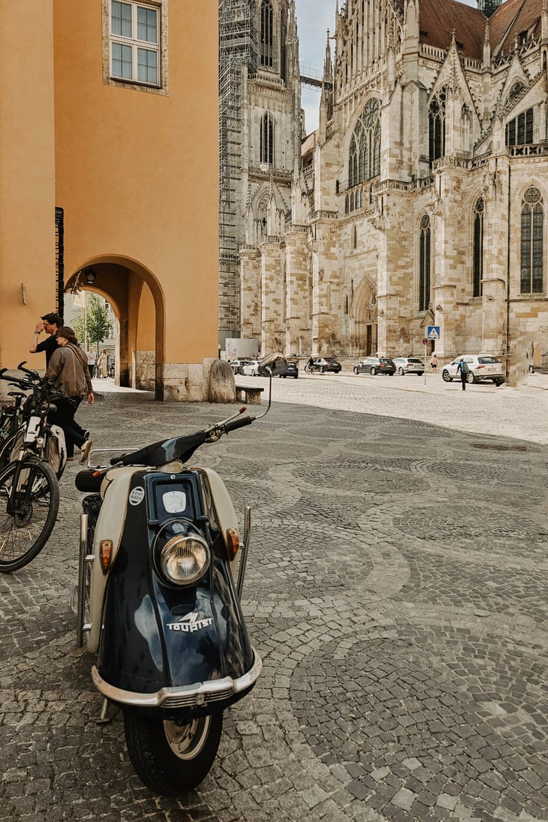 Historischer Motorroller vor dem Regensburger Dom