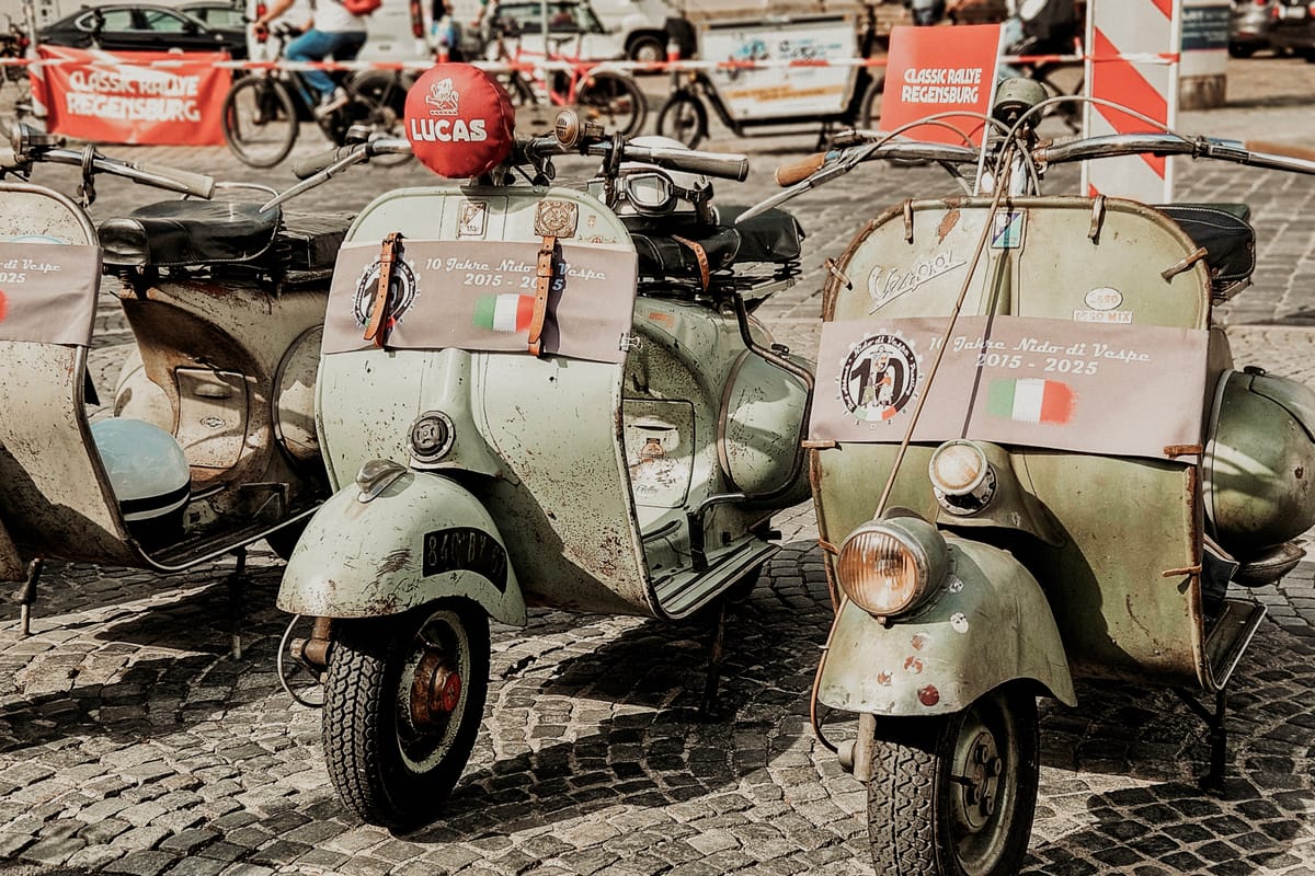 Mehrere historische Vespas auf dem Kopfsteinpflaster am Alten Kornmarkt