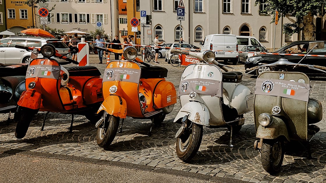 Mehrere klassische Vespas am Alten Kornmarkt bei der Regensburger Classic Rallye