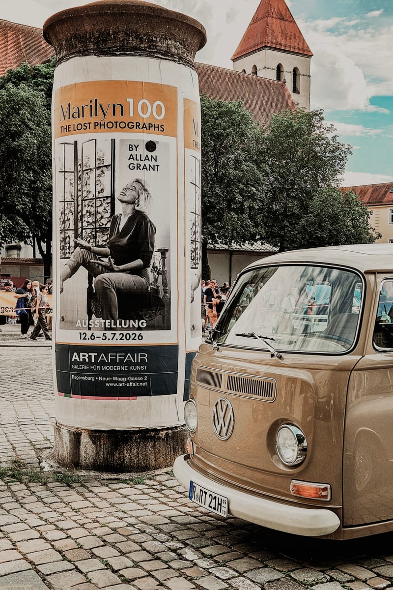 VW T2 von 1978 neben Litfaßsäule am Alten Kornmarkt in Regensburg