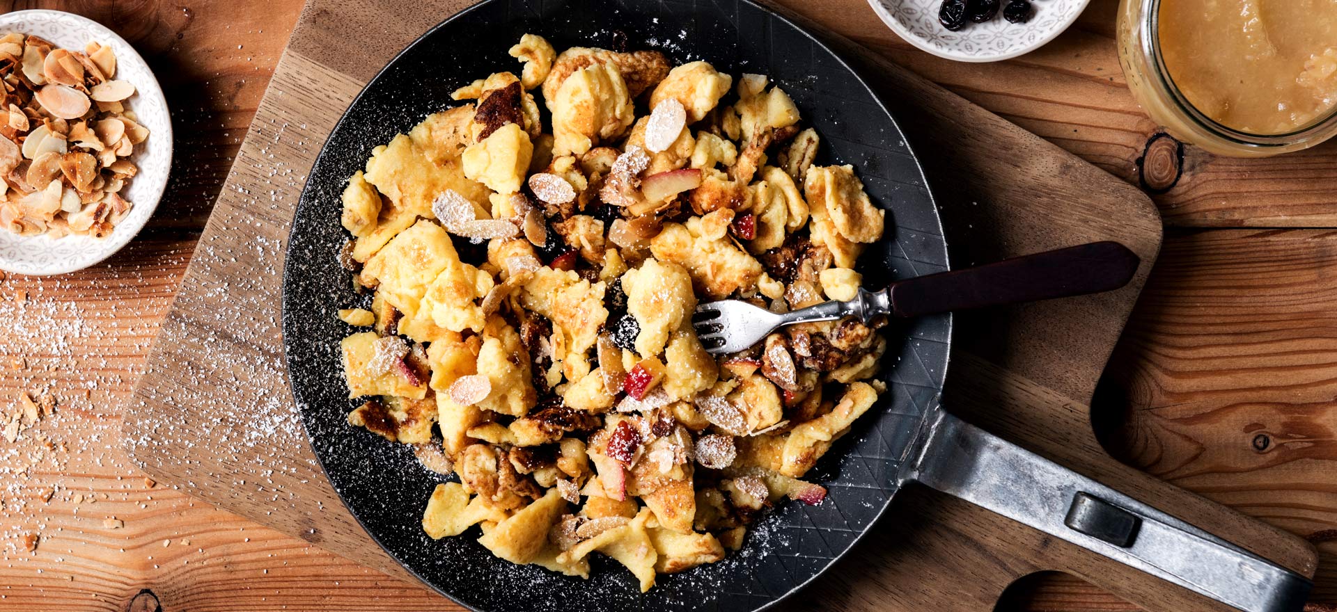Foodfotografie Regensburg und Land: Kaiserschmarrn mit Rosinen, Äpfeln und Nüssen in einer Eisenpfanne