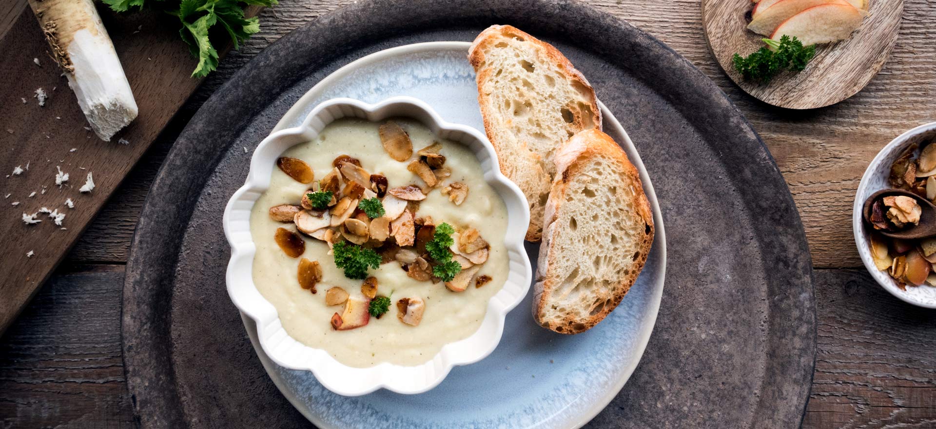 Foodfotografie Regensburg und Land: Meerrettich-Pastinaken Suppe dekoriert mit Äpfeln und Mandeln