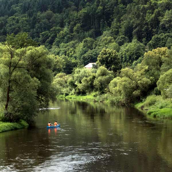 Zwei Kanufahrer auf der Naab im Sommer bei Duggendorf